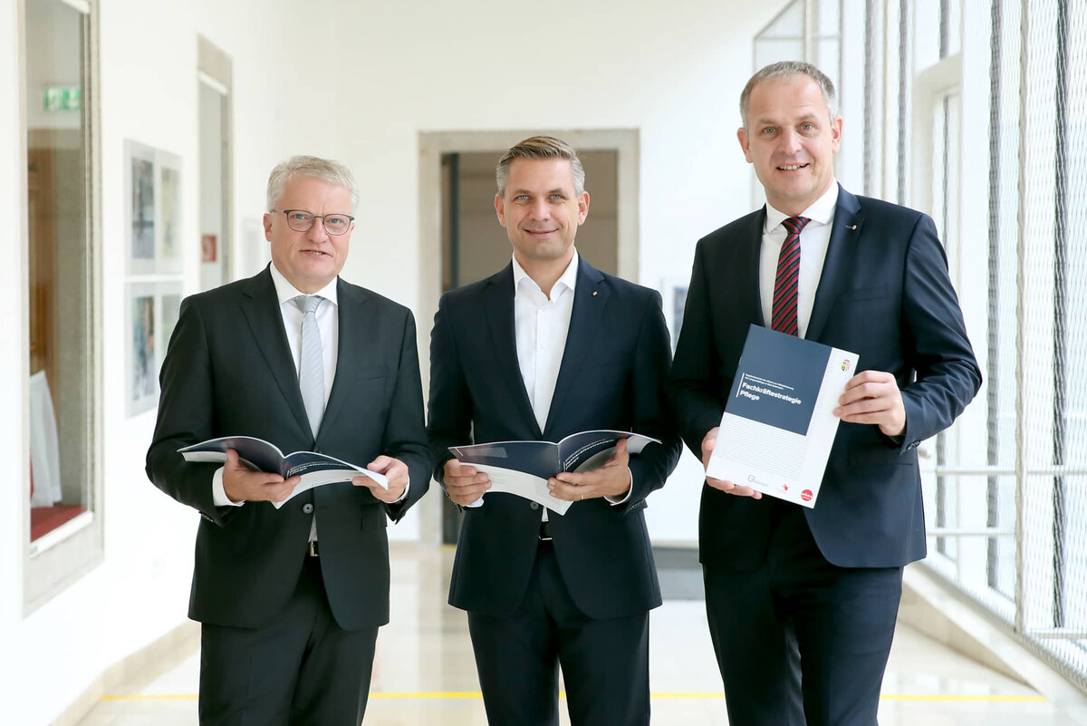 Daheim Altern Oö. Fachkräftestrategie: 50 Maßnahmen, um ein würdevolles Altern zu ...